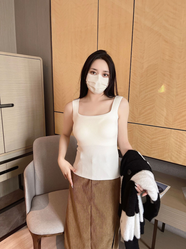 Ženska termalna vest s integriranom košaricom za grudi, troje slojeva tkanine, debljina 201–250 g/m2, glavni materijal: najlon, oblikuje tijelo i zadržava toplinu