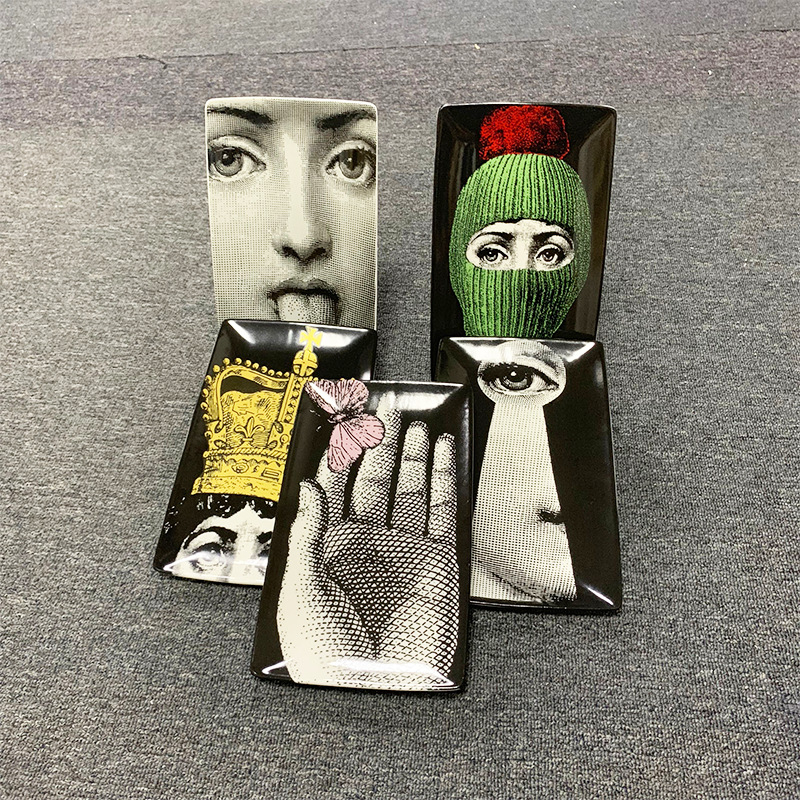 Porcelanska ploča s motivom znakova, pravokutnog oblika, nadglazurno premazano, pogodna za mikrovalnu
