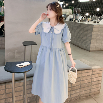 Φορμάκι εγκυμοσύνης για θηλασμό με κουμπιά μπροστά, γιακά τύπου λαπέλ, φούσκωτα μανίκια 3/4, φούστα με πατγουόρκ σε μεσαίο μήκος, ύφασμα πολυεστέρα-βαμβάκι (70–80% βαμβάκι).