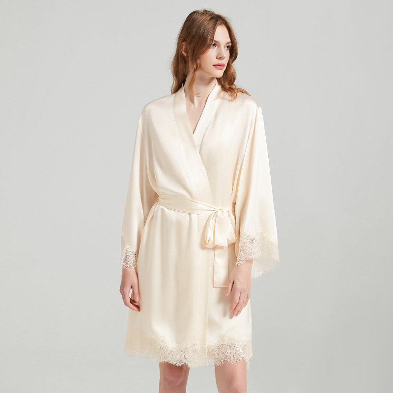 Dva dijela satenog noćnog od svile s izvezenim leptirima i čipkom, 100% Mulberry svila, satenski završetak, 19 momme