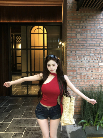 Γυναικείο τοπ-καμισελέ με ακανόνιστο κλίση στους ώμους και λαιμό τύπου halter, χωρίς μανίκια, κοντή γραμμή, ύφασμα βισκόζη-βαμβάκι 90–95%, εκτύπωση κειμένου, Άνοιξη 2025