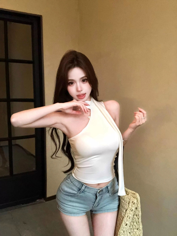 Γυναικείο τοπ-καμισελέ με ακανόνιστο κλίση στους ώμους και λαιμό τύπου halter, χωρίς μανίκια, κοντή γραμμή, ύφασμα βισκόζη-βαμβάκι 90–95%, εκτύπωση κειμένου, Άνοιξη 2025