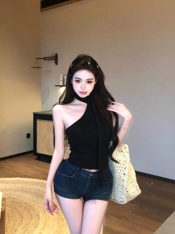 Γυναικείο τοπ-καμισελέ με ακανόνιστο κλίση στους ώμους και λαιμό τύπου halter, χωρίς μανίκια, κοντή γραμμή, ύφασμα βισκόζη-βαμβάκι 90–95%, εκτύπωση κειμένου, Άνοιξη 2025