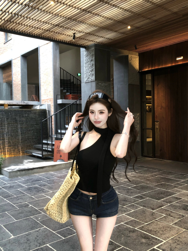 Γυναικείο τοπ-καμισελέ με ακανόνιστο κλίση στους ώμους και λαιμό τύπου halter, χωρίς μανίκια, κοντή γραμμή, ύφασμα βισκόζη-βαμβάκι 90–95%, εκτύπωση κειμένου, Άνοιξη 2025