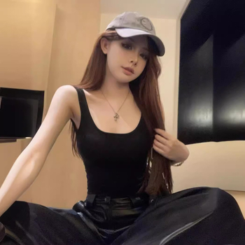 Kamisol s ugrađenim jastučićima za prsa, lagani ljetni top na preklop, slim fit, duljina 50-65 cm, jednobojni materijal od poliestera s elastanom (70-80% poliester, <30% elastan); nepomične naramenice; Ljeto 2024