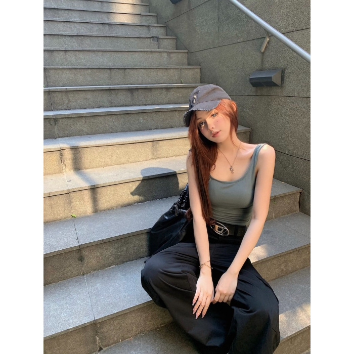 Kamisol s ugrađenim jastučićima za prsa, lagani ljetni top na preklop, slim fit, duljina 50-65 cm, jednobojni materijal od poliestera s elastanom (70-80% poliester, <30% elastan); nepomične naramenice; Ljeto 2024