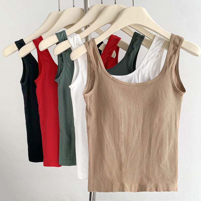 Kamisol s ugrađenim jastučićima za prsa, lagani ljetni top na preklop, slim fit, duljina 50-65 cm, jednobojni materijal od poliestera s elastanom (70-80% poliester, <30% elastan); nepomične naramenice; Ljeto 2024