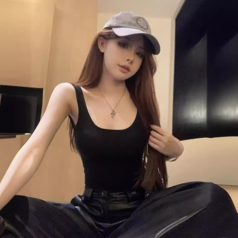 Kamisol s ugrađenim jastučićima za prsa, lagani ljetni top na preklop, slim fit, duljina 50-65 cm, jednobojni materijal od poliestera s elastanom (70-80% poliester, <30% elastan); nepomične naramenice; Ljeto 2024