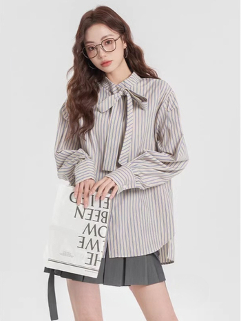 Bluza în dungă cu guler funda, mâneci lungi, croi lejer, lungime obișnuită, stil japonez-coreean de relaxare