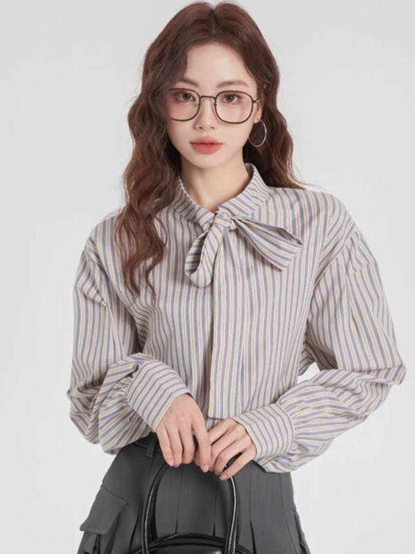 Bluza în dungă cu guler funda, mâneci lungi, croi lejer, lungime obișnuită, stil japonez-coreean de relaxare