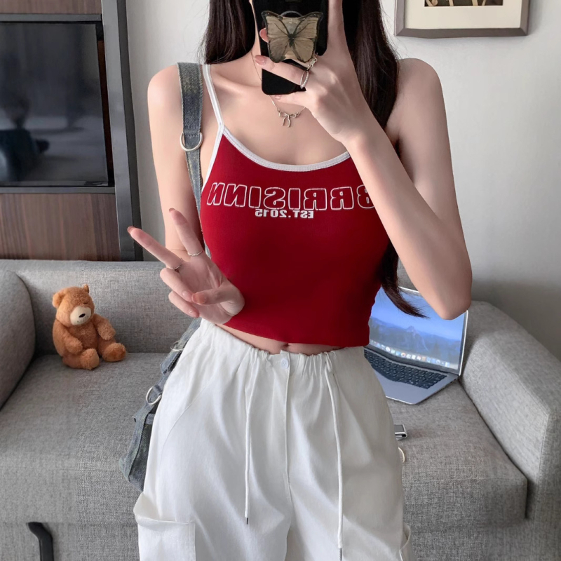Tank top u korejskom stilu, print s slovima, uski kroj, vrlo kratka duljina.
