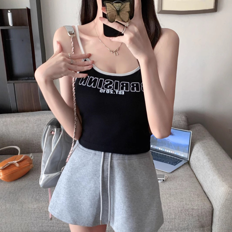 Tank top u korejskom stilu, print s slovima, uski kroj, vrlo kratka duljina.