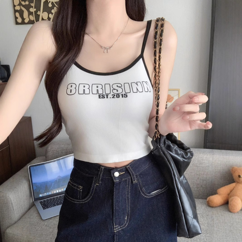 Tank top u korejskom stilu, print s slovima, uski kroj, vrlo kratka duljina.
