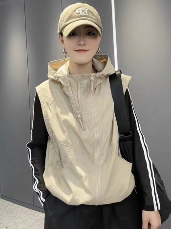 Vesta damă without mâneci cu glugă — material Nylon, amestec poliester 50–70% în țesătura principală, fibră de poliester 30–50% în țesătura secundară, fermoar frontal, lungime normală, croială lejeră