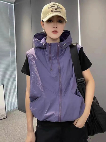 Vesta damă without mâneci cu glugă — material Nylon, amestec poliester 50–70% în țesătura principală, fibră de poliester 30–50% în țesătura secundară, fermoar frontal, lungime normală, croială lejeră