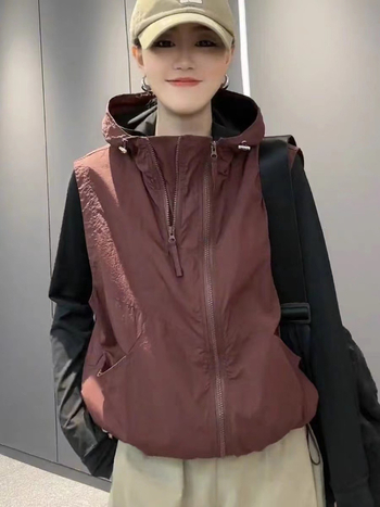 Vesta damă without mâneci cu glugă — material Nylon, amestec poliester 50–70% în țesătura principală, fibră de poliester 30–50% în țesătura secundară, fermoar frontal, lungime normală, croială lejeră