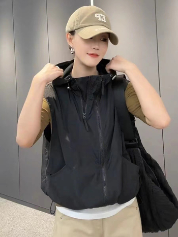 Vesta damă without mâneci cu glugă — material Nylon, amestec poliester 50–70% în țesătura principală, fibră de poliester 30–50% în țesătura secundară, fermoar frontal, lungime normală, croială lejeră