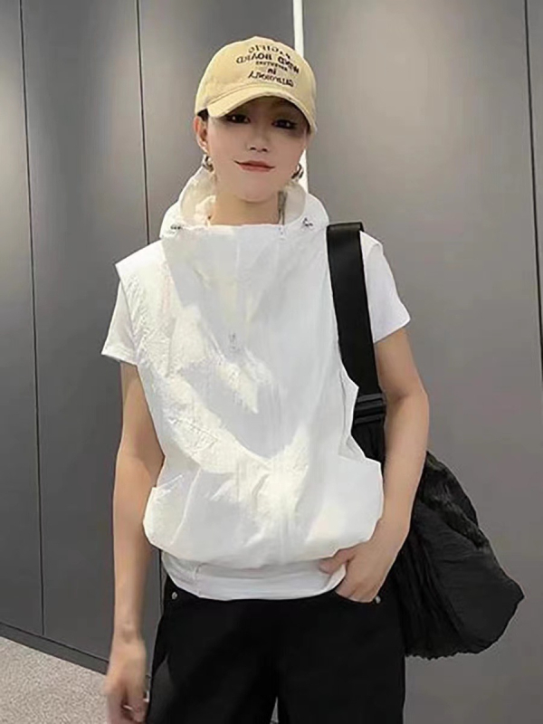 Vesta damă without mâneci cu glugă — material Nylon, amestec poliester 50–70% în țesătura principală, fibră de poliester 30–50% în țesătura secundară, fermoar frontal, lungime normală, croială lejeră