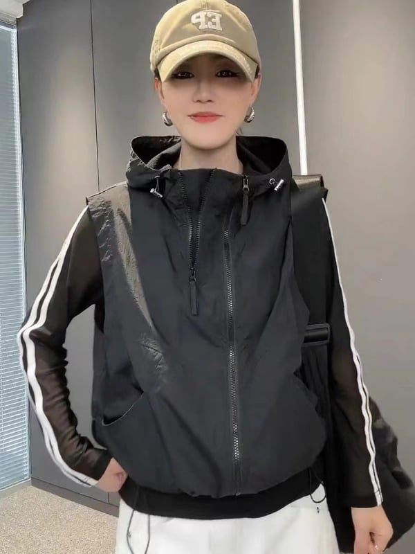 Vesta damă without mâneci cu glugă — material Nylon, amestec poliester 50–70% în țesătura principală, fibră de poliester 30–50% în țesătura secundară, fermoar frontal, lungime normală, croială lejeră