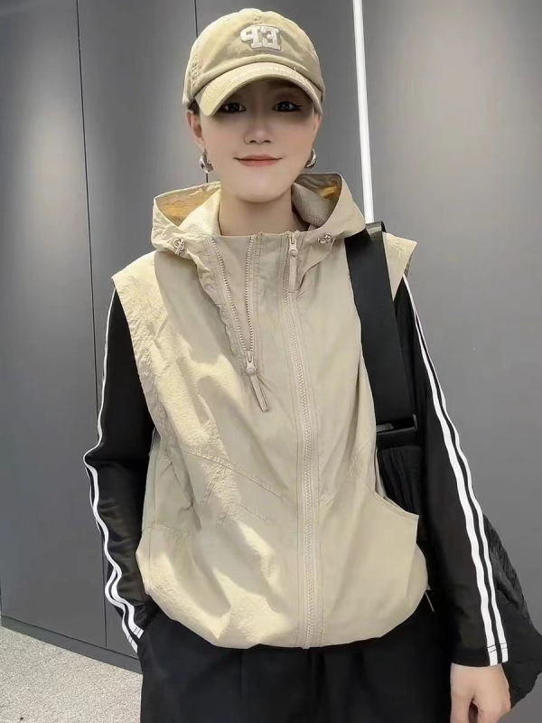 Vesta damă without mâneci cu glugă — material Nylon, amestec poliester 50–70% în țesătura principală, fibră de poliester 30–50% în țesătura secundară, fermoar frontal, lungime normală, croială lejeră