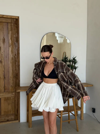 Cămașă de damă cu buzunare duble, model în dungi, guler înălțat, mâneci lungi, croială lejeră, lungime medie, stil cardigan