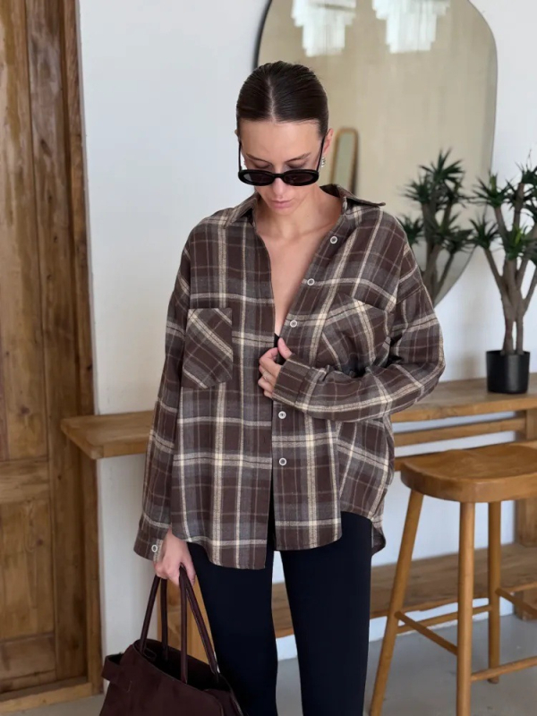 Cămașă de damă cu buzunare duble, model în dungi, guler înălțat, mâneci lungi, croială lejeră, lungime medie, stil cardigan