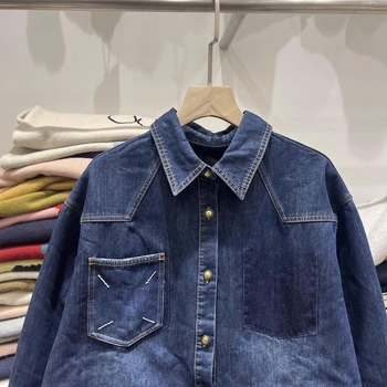Cămașă denim cu bloc de culoare, 70–80% bumbac, guler polo, mâneci lungi, croială lejeră