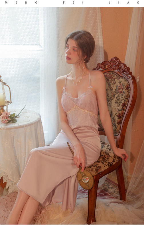 Noapte lungă cu bretele, din satin sintetic, decolteu în V, respirabilă și confortabilă pentru primăvară-vară, 121–140 g/m2.