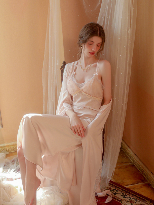 Noapte lungă cu bretele, din satin sintetic, decolteu în V, respirabilă și confortabilă pentru primăvară-vară, 121–140 g/m2.