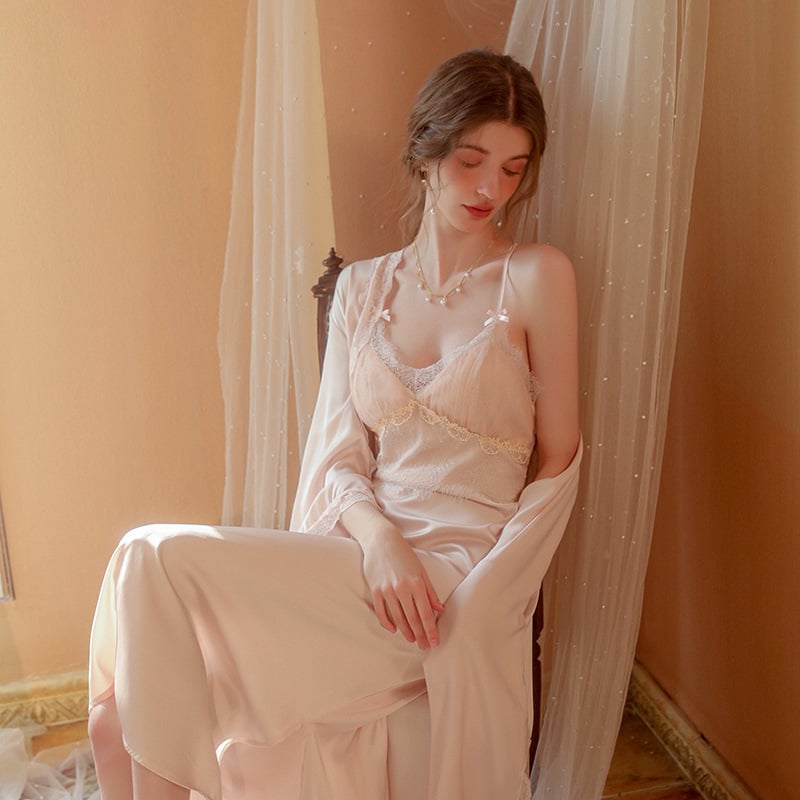 Noapte lungă cu bretele, din satin sintetic, decolteu în V, respirabilă și confortabilă pentru primăvară-vară, 121–140 g/m2.