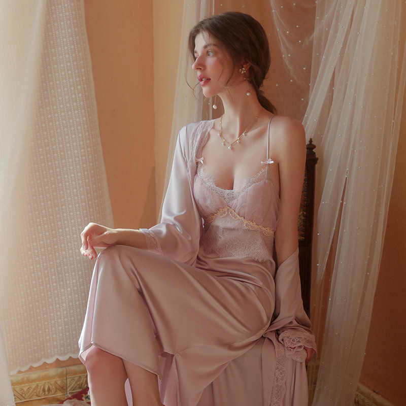 Noapte lungă cu bretele, din satin sintetic, decolteu în V, respirabilă și confortabilă pentru primăvară-vară, 121–140 g/m2.