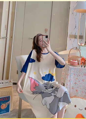 Rochie de noapte din Milk Silk pentru femei — croială lejeră, stil drăguț de desen animat, lungime până la genunchi, guler rotund, mâneci 3/4