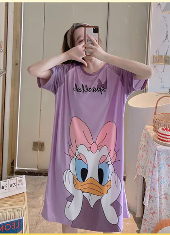 Rochie de noapte din Milk Silk pentru femei — croială lejeră, stil drăguț de desen animat, lungime până la genunchi, guler rotund, mâneci 3/4