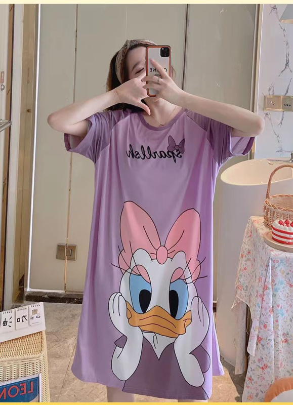 Rochie de noapte din Milk Silk pentru femei — croială lejeră, stil drăguț de desen animat, lungime până la genunchi, guler rotund, mâneci 3/4