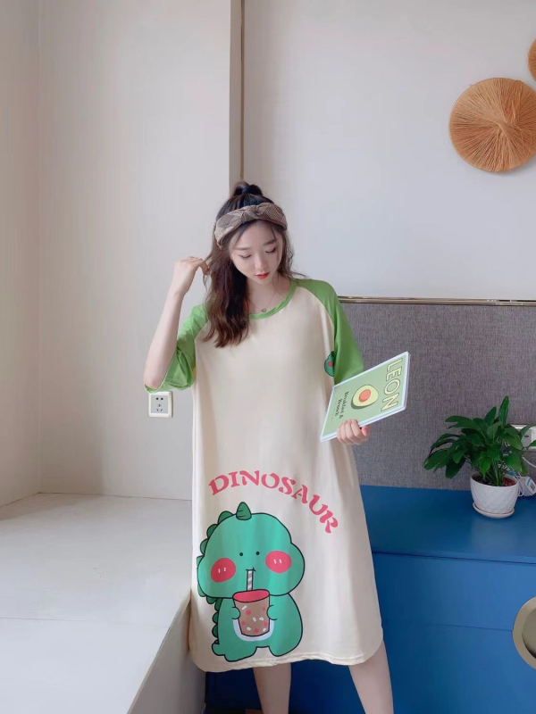 Rochie de noapte din Milk Silk pentru femei — croială lejeră, stil drăguț de desen animat, lungime până la genunchi, guler rotund, mâneci 3/4