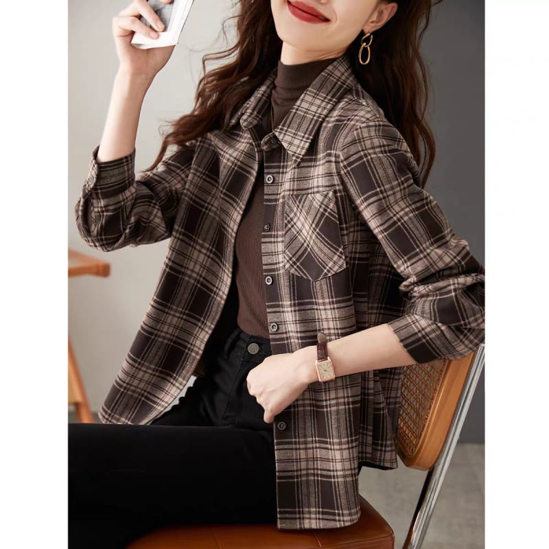 Cămașă în carouri, stil cardigan/urban, mâneci lungi, guler polo, croială lejeră, lungime 50–65 cm, poliester