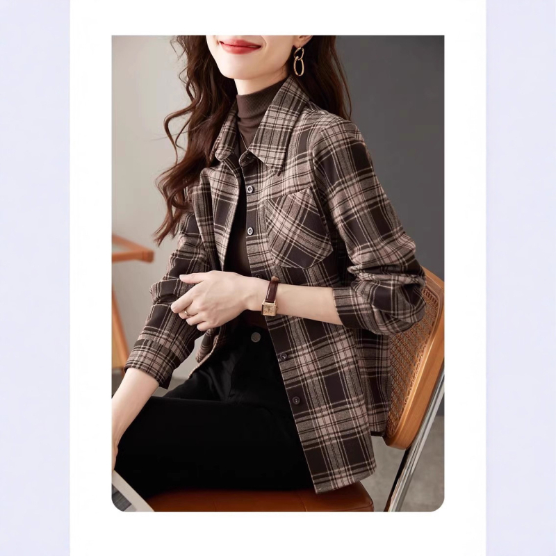 Cămașă în carouri, stil cardigan/urban, mâneci lungi, guler polo, croială lejeră, lungime 50–65 cm, poliester