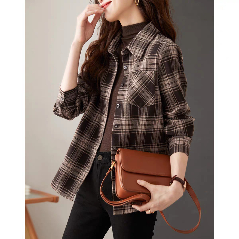 Cămașă în carouri, stil cardigan/urban, mâneci lungi, guler polo, croială lejeră, lungime 50–65 cm, poliester