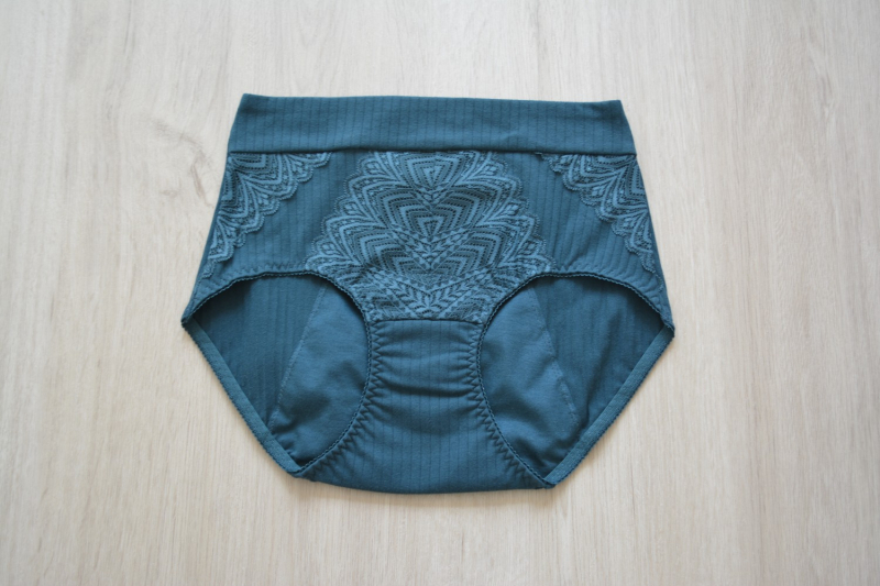 Женско менструално бельо от памук с дантела, райе, висока талия; основна материя: памук 95%, чатал: 100% памук