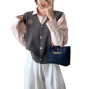 Elegantna ženska brodijena prsluk s jednim redom gumba, jesen-zima, ležernog kroja, za slojevito odijevanje s pleteninami, džemperom i kardiganom.