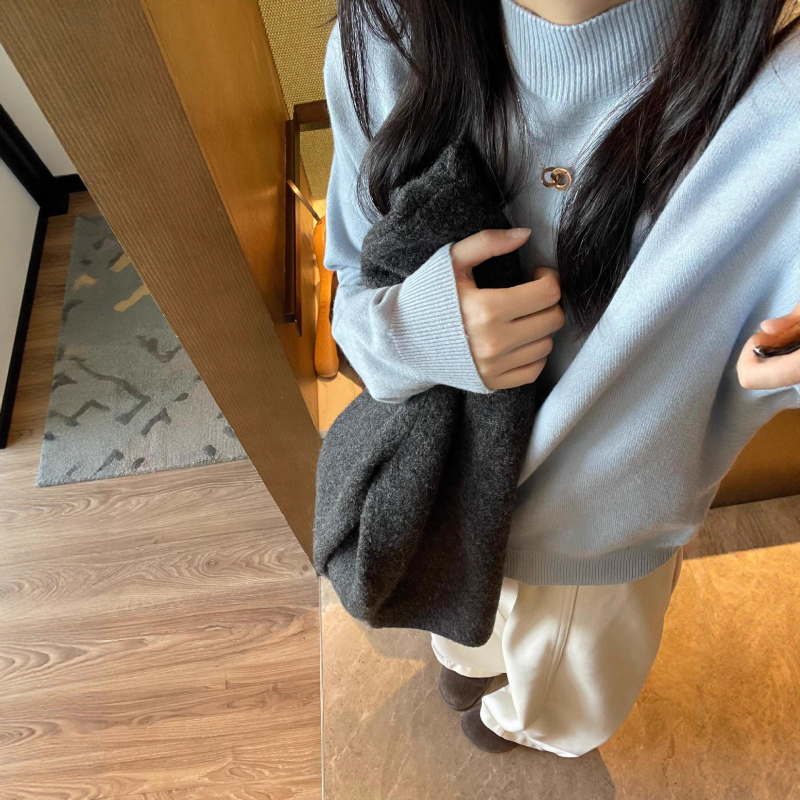 Безшевно трикотажно горнище от вискоза-полиестер смес, корейски стил, свободна кройка, висока яка.