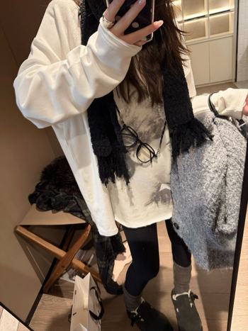 Moteriški marškinėliai su ilgomis rankovėmis, fleece pamušalas, portreto raštas, gobtuvas, trimatis kirpimas, viskozė audinys