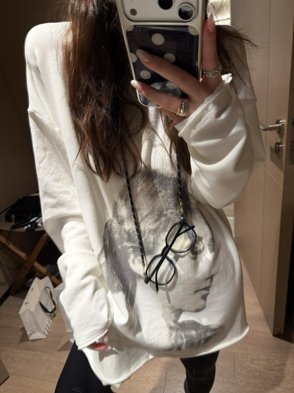 Moteriški marškinėliai su ilgomis rankovėmis, fleece pamušalas, portreto raštas, gobtuvas, trimatis kirpimas, viskozė audinys