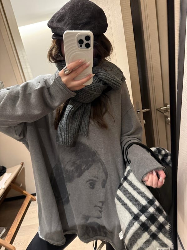 Moteriški marškinėliai su ilgomis rankovėmis, fleece pamušalas, portreto raštas, gobtuvas, trimatis kirpimas, viskozė audinys