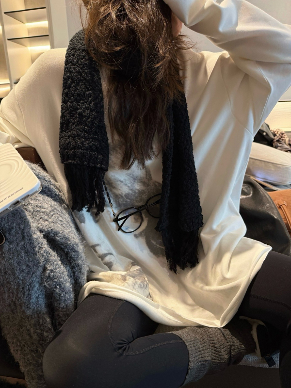 Moteriški marškinėliai su ilgomis rankovėmis, fleece pamušalas, portreto raštas, gobtuvas, trimatis kirpimas, viskozė audinys