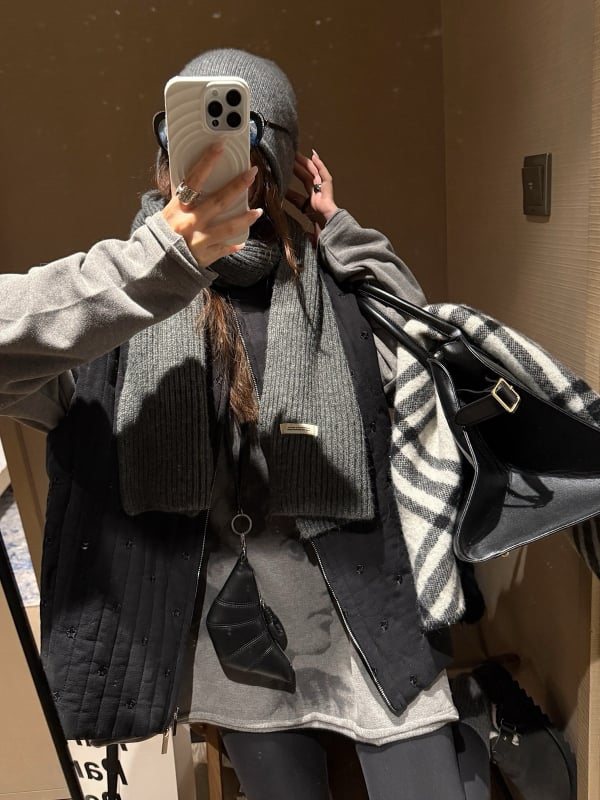 Moteriški marškinėliai su ilgomis rankovėmis, fleece pamušalas, portreto raštas, gobtuvas, trimatis kirpimas, viskozė audinys