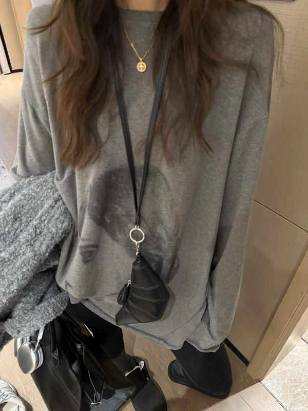 Moteriški marškinėliai su ilgomis rankovėmis, fleece pamušalas, portreto raštas, gobtuvas, trimatis kirpimas, viskozė audinys