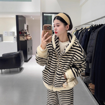 Set pijamale pentru acasă – model cu dungi, stil relaxat, fleece coral, 100% poliester, grosime extra 301–350 g/m²