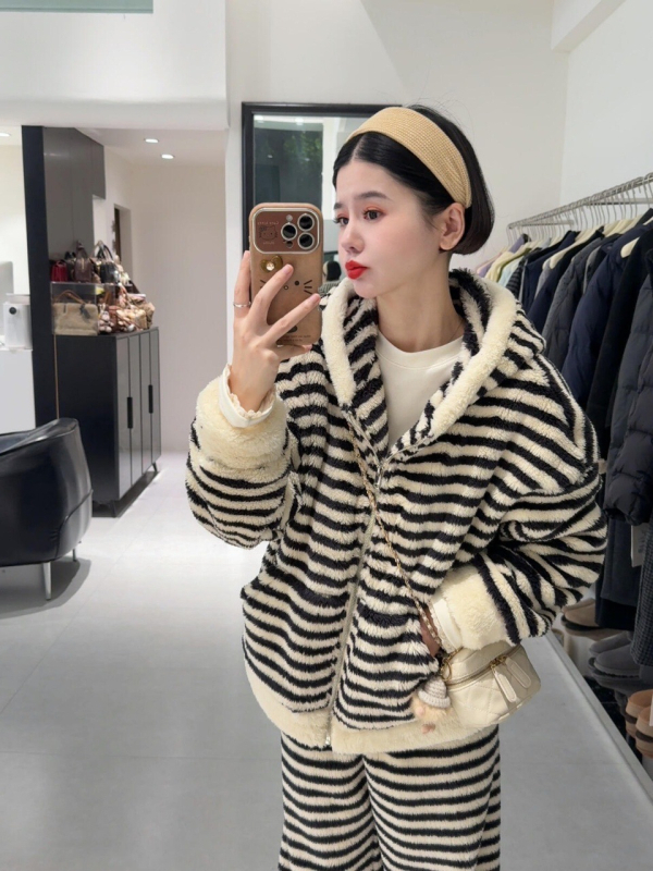 Set pijamale pentru acasă – model cu dungi, stil relaxat, fleece coral, 100% poliester, grosime extra 301–350 g/m²