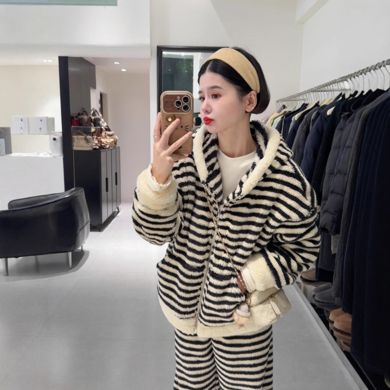 Set pijamale pentru acasă – model cu dungi, stil relaxat, fleece coral, 100% poliester, grosime extra 301–350 g/m²